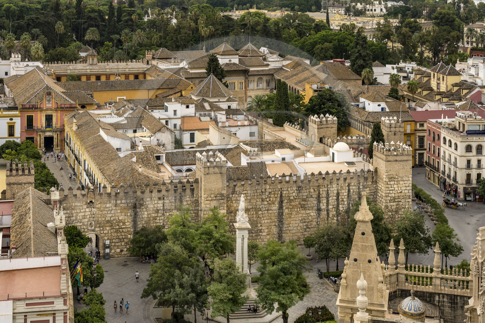 Espagne, Andalousie, Séville, plaza del Triunfo, Alcazar de Séville (Reales Alcazares de Sevilla), classé Patrimoine Mondial de l'UNESCO, entouré par ses murailles