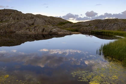 Suède, Västra Götaland, Väderöarna (iles météo) au large de Fjällbacka, petit lac