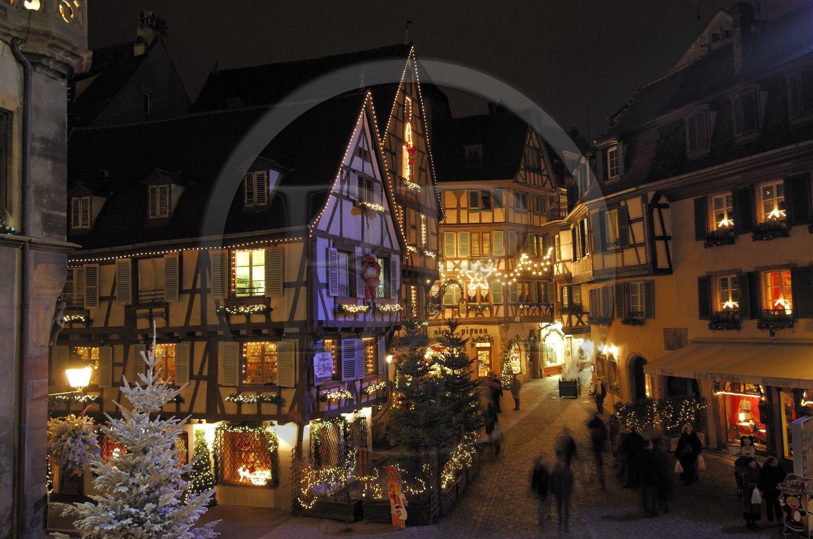 France, Haut Rhin (68), Colmar, restaurant au bas de la rue des marchands a Noel
