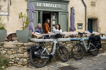 France, Vendée (85), Mallièvre, la terrasse du café Le Trèfle rue du Haut de la ville fait un magnifique stop pour les cyclistes sur la véloroute Vendée Vélo Tour