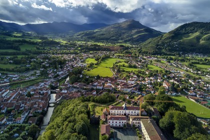 France, Pyrénées-Atlantiques (64), Pays-Basque, Saint-Jean-Pied-de-Port dominé par la citadelle et traversé par la rivière Nive de Béhérobie (vue aérienne)