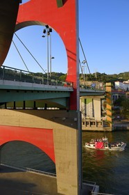 Espagne, Biscaye, Pays Basque espagnol, Bilbao, le Pont de La Salve avec l'installation de l'artiste français Daniel Buren Les Arches Rouges à coté du musée Guggenheim