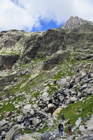 France, Alpes-Maritimes, parc national du Mercantour (Mercantour National Park), the Vallee des Merveilles (Valley of Wonders) scattered with thousands of rupestral engravings of the Bronze Age, hikers on the trail GR 52