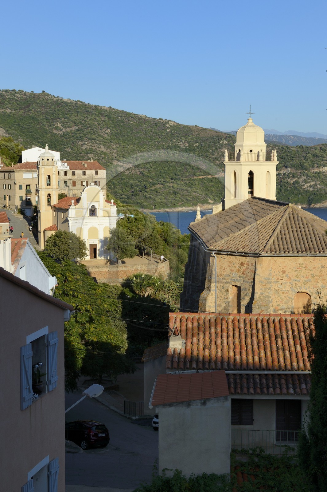 France, Corse-du-Sud (2A), Cargèse, église Saint Spyridon grecque catholique de rite oriental au prelier plan et l'église de l'Assomption dite latine en arrière plan
