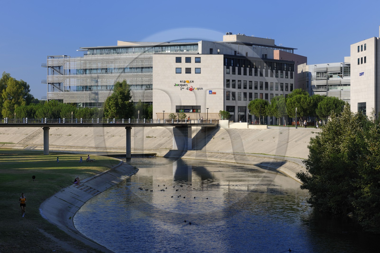 France, Hérault (34), Montpellier, immeuble le long de la rivière Lez, espace Jacques 1er d'Aragon