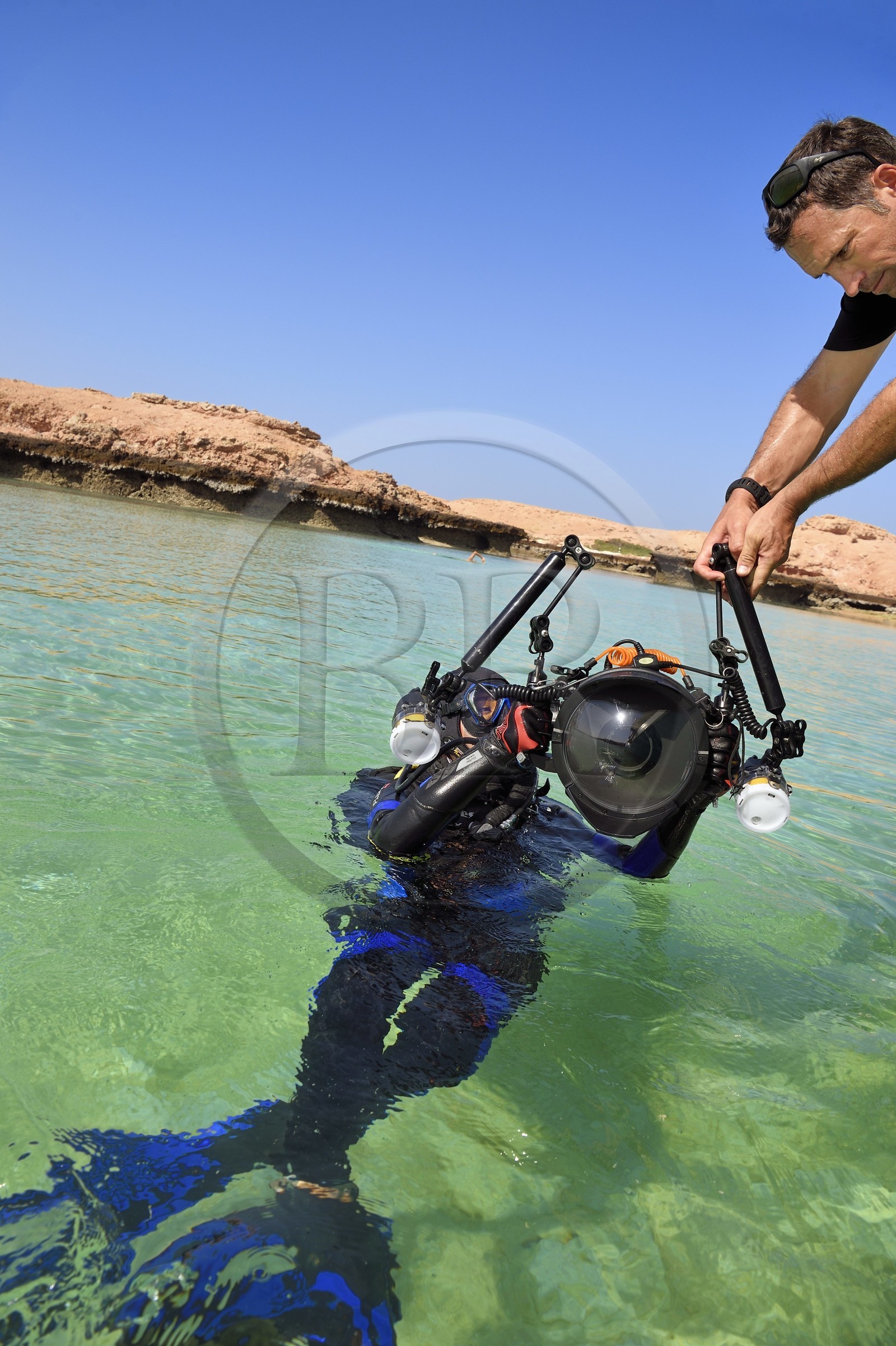 Sultanat d'Oman, gouvernorat de Mascate, réserve naturelle des Iles Daymaniyat, la photographe-plongeuse Maisa Al Hooti