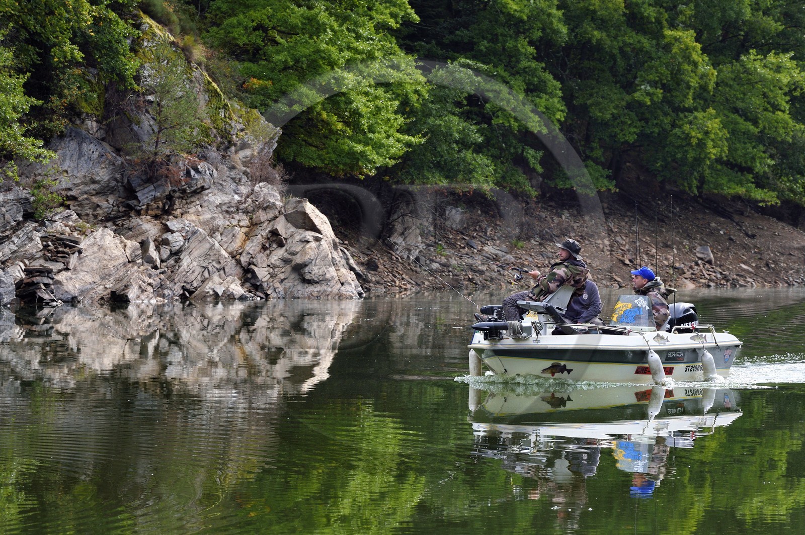 France, Cantal (15), Gorges de la Truyère, Chaliers, pêcheurs à la ligne sur la rivière Truyère en amont du viaduc de Garabit