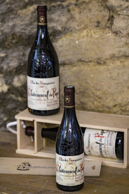 France, Vaucluse (84), Châteauneuf-du-Pape, la Cave du Verger des Papes, bouteilles de vin de Cote du Rhone AOC Châteauneuf du Pape
