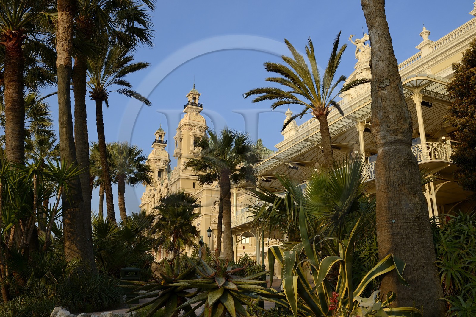 Principauté de Monaco, Monaco, Monte-Carlo, Société des Bains de Mer de Monaco, la facade coté mer du casino et de l'Opera conçu par l'architecte Charles Garnier, Mention obligatoire : Société des Bains de Mer de Monaco