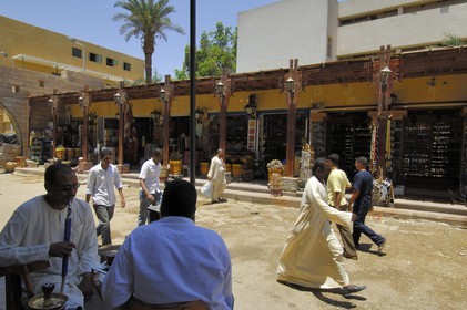 Egypte, Haute Egypte, Nubie, vallée du Nil, Assouan, le souk, fumeur de narguilé