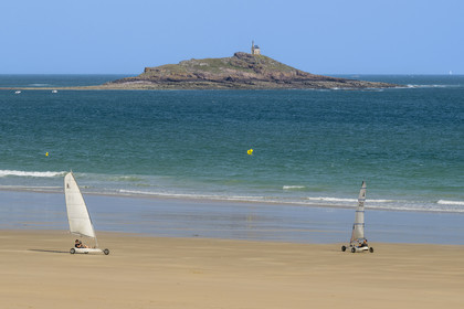 France, Côtes d'Armor (22), Grand Site de France Cap d'Erquy – Cap Fréhel, Fréhel, plage de Sables-d'Or-les-Pins et la chapelle Saint-Michel en arrière plan