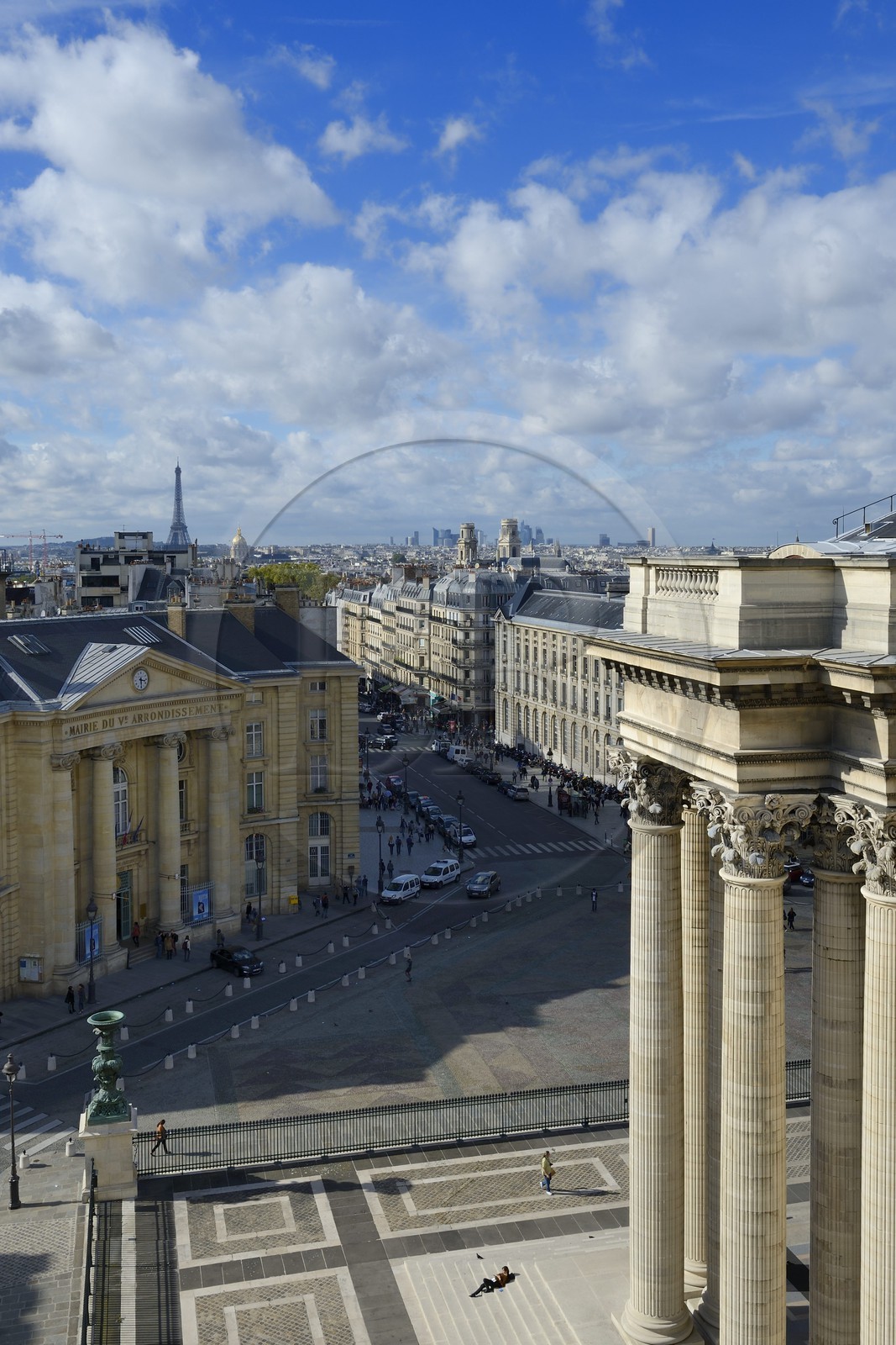 France, Paris (75), les colonnes corinthiennes du fronton du  Panthéon, la mairie du Vème arrondissement et la Tour Eiffel en arrière plan