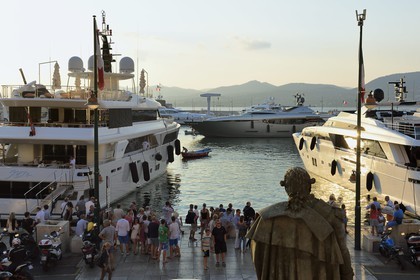 France, Var, Saint-Tropez, quai de Suffren, Pierre André de Suffren bronze statue overlooking the harbor