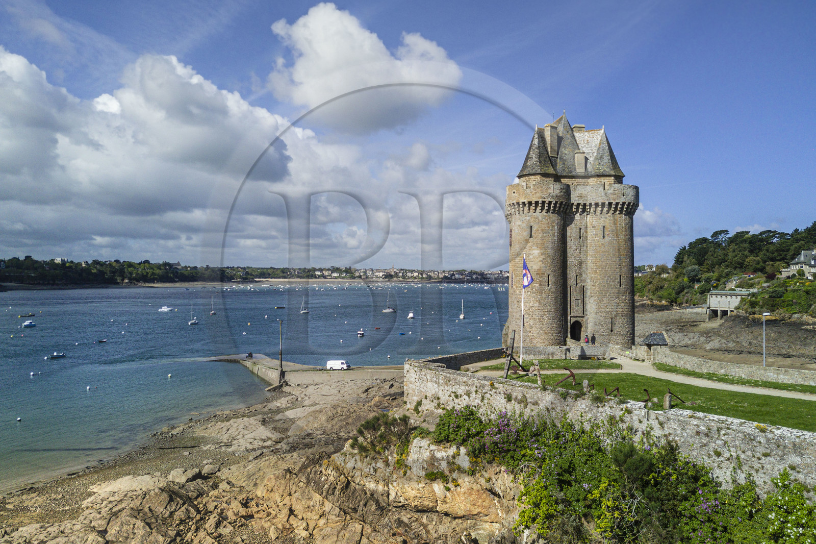 France, Ille-et-Vilaine (35), Côte d'Emeraude, Saint-Malo, quartier Saint-Servan, le port et la Tour Solidor construite en 1382, musée international du Long-Cours Cap-Hornier (vue aérienne)