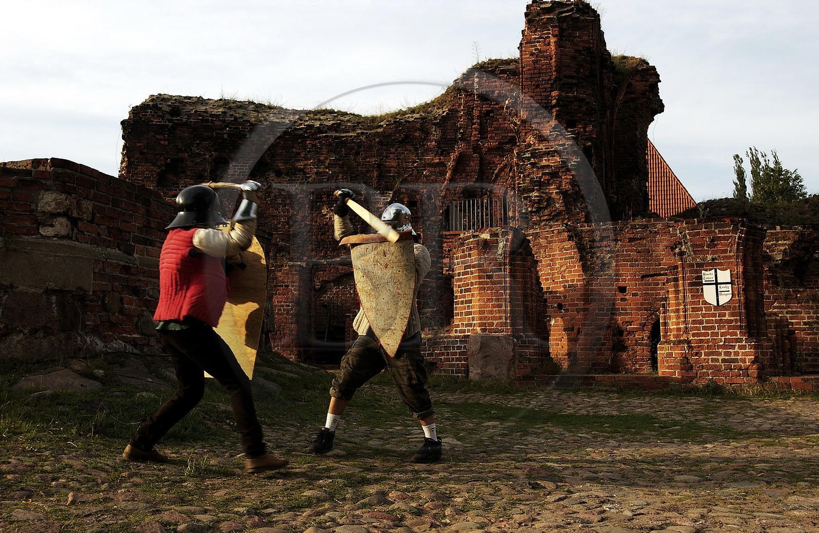 Poland, Kujavia-Pomerania, city of Torun, young people entraining itself with simulations of engagements in front of the ruins of the castle of the Teutonic knights