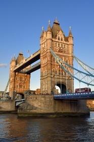 Royaume-Uni, Londres, Tower Bridge, pont basculant franchissant la Tamise, entre les districts de Southwark et de Tower Hamlets