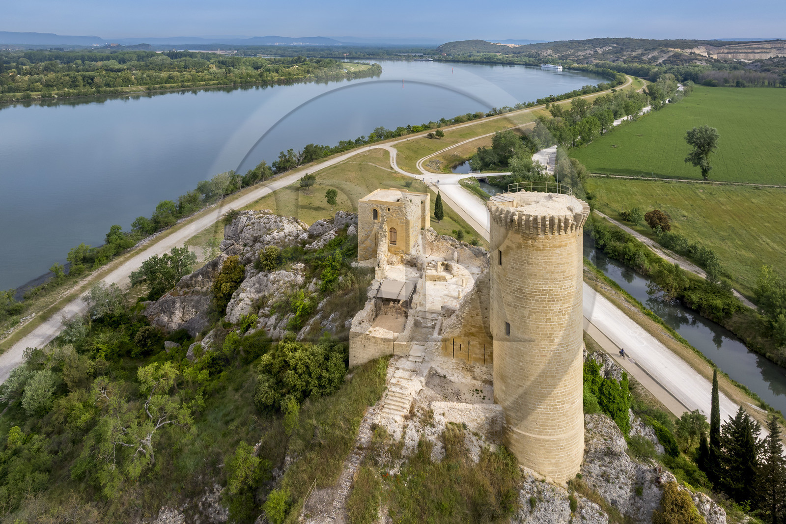 France, Vaucluse (84), Châteauneuf-du-Pape, le chateau de L'Hers (Xe siècle) sur les bords du Rhone domine la véloroute Via Rhona (vue aérienne)