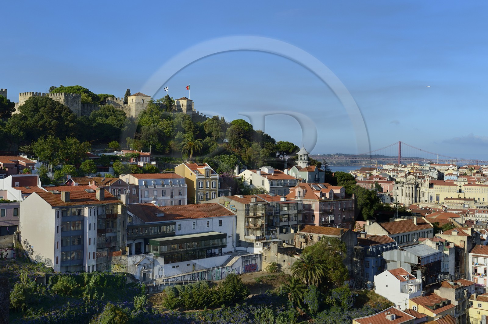 Portugal, Lisbonne, quartier de l'Alfama, panorama sur la ville depuis le Miradouro de Graça, le Castelo Sao Jorge (chateau Saint Georges) et le pont du 25 de Abril sur le Tage en arrière plan