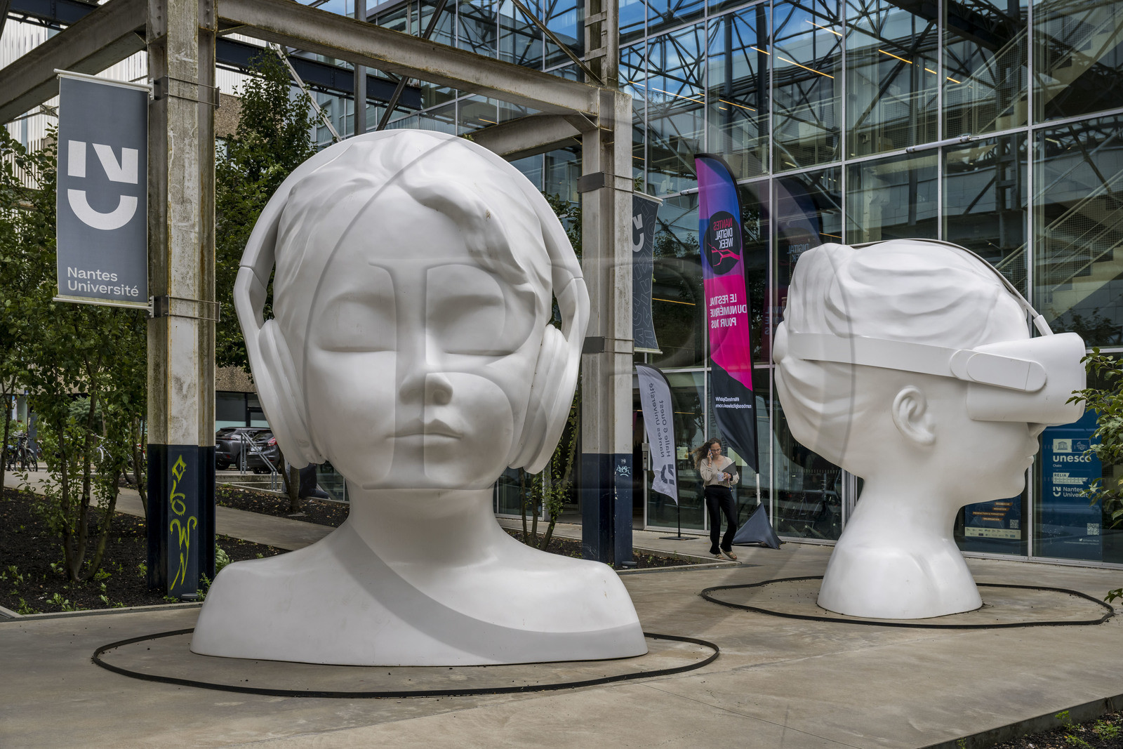 France, Loire-Atlantique (44), Nantes, Ile de Nantes, quartier de la création, skateur longeant la sculpture intitulée In a silent way de l'artiste Nathalie Talec en face de l'Ecole des Beaux Arts