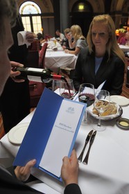 Royaume-Uni, Irlande du Nord, Belfast, la salle de restaurant du Merchant Hotel dans le Grand Hall d'une ancienne banque, menu special saveures de 1912 en hommage au Titanic