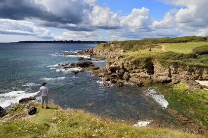 France, Finistère (29), Moelan-sur-Mer, le littoral entre Kerfany les Pins et la plage de Trenez sur le chemin de Grande Randonnée GR 34 ou sentier des douaniers
