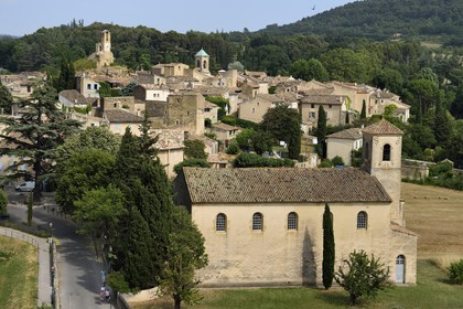 France, Vaucluse (84), Parc Naturel Regional du Luberon, Lourmarin, labellisé Les Plus Beaux Villages de France, le temple protestant à l'extérieur du village