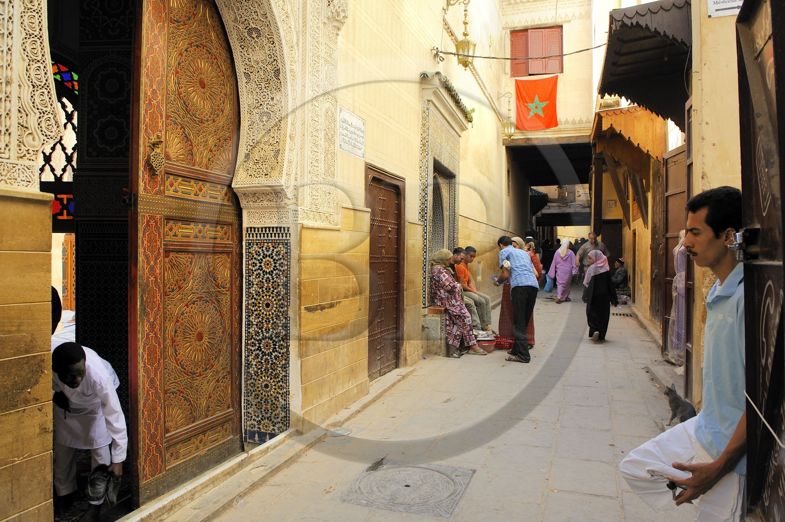 Maroc, Moyen Atlas, Fès, ville impériale, médina classée Patrimoine Mondial de l'UNESCO, Fès el Bali, la mosquée funéraire Zaouïa de Sidi Ahmed Tijani, plâtre sculpté et zelliges de l'entrée