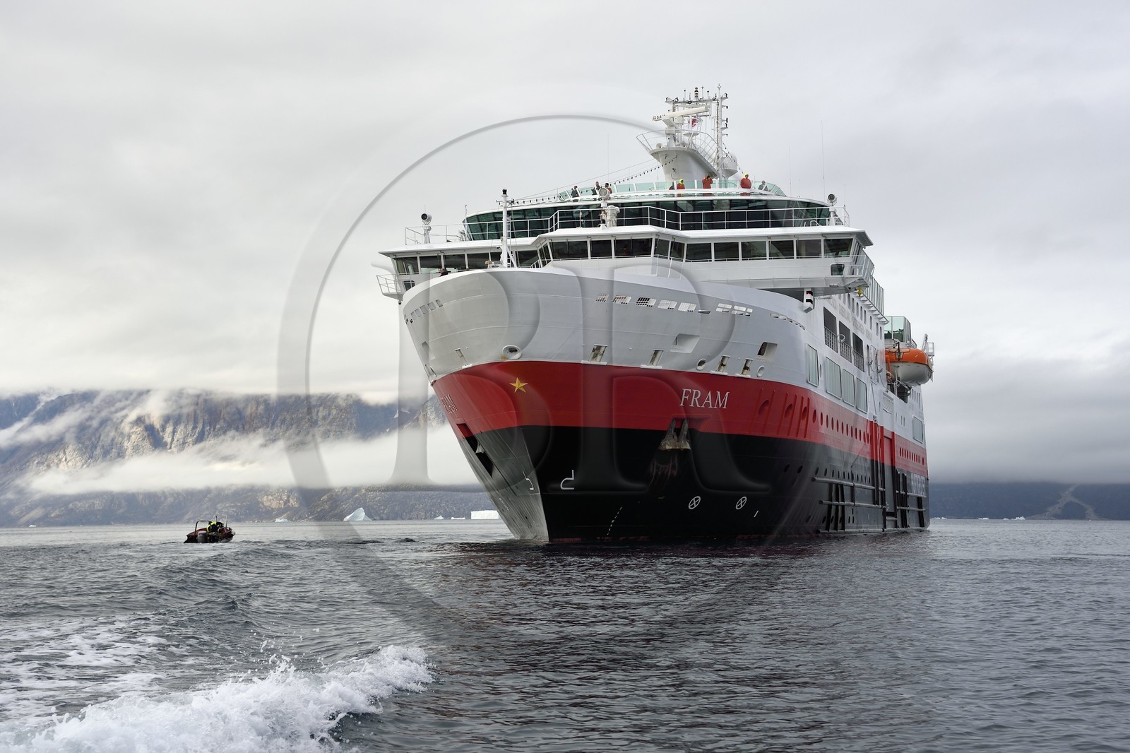 Groenland, cote ouest, le bateau de croisière MS Fram de la compagnie Hurtigruten en escale à Uummannaq