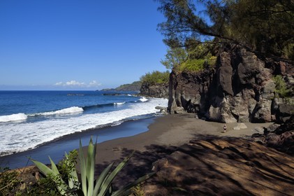 France, Ile de la Reunion, Saint-Joseph, plage de Ti Sable, plage de sable noir bordée par une falaise de lave volcanique