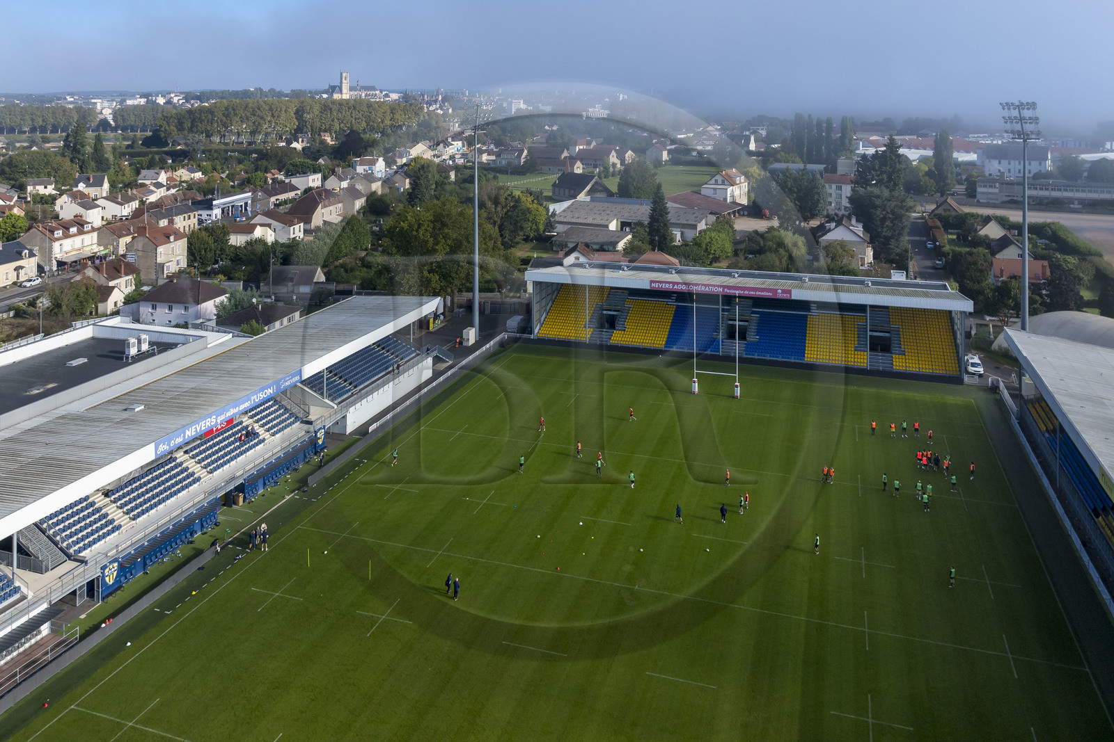 France, Nièvre (58), Sermoise-sur-Loire, stade du Pré-Fleuri, séance d'entrainement des joueurs de l'USON Nevers Rugby (vue aérienne)
