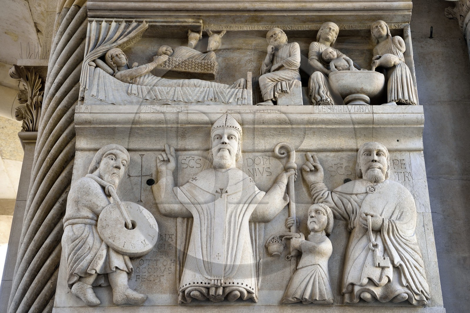 Croatie, Dalmatie, cote dalmate, Split, vieille ville romaine classée Patrimoine Mondial de l'UNESCO, palais de Dioclétien, la cathédrale Saint-Domnius construite dans l'ancien mausolée de l'empereur romain Dioclétien, Saint-Domnius et Saint-Anastase représentés ensemble sur le bas-relief du portail