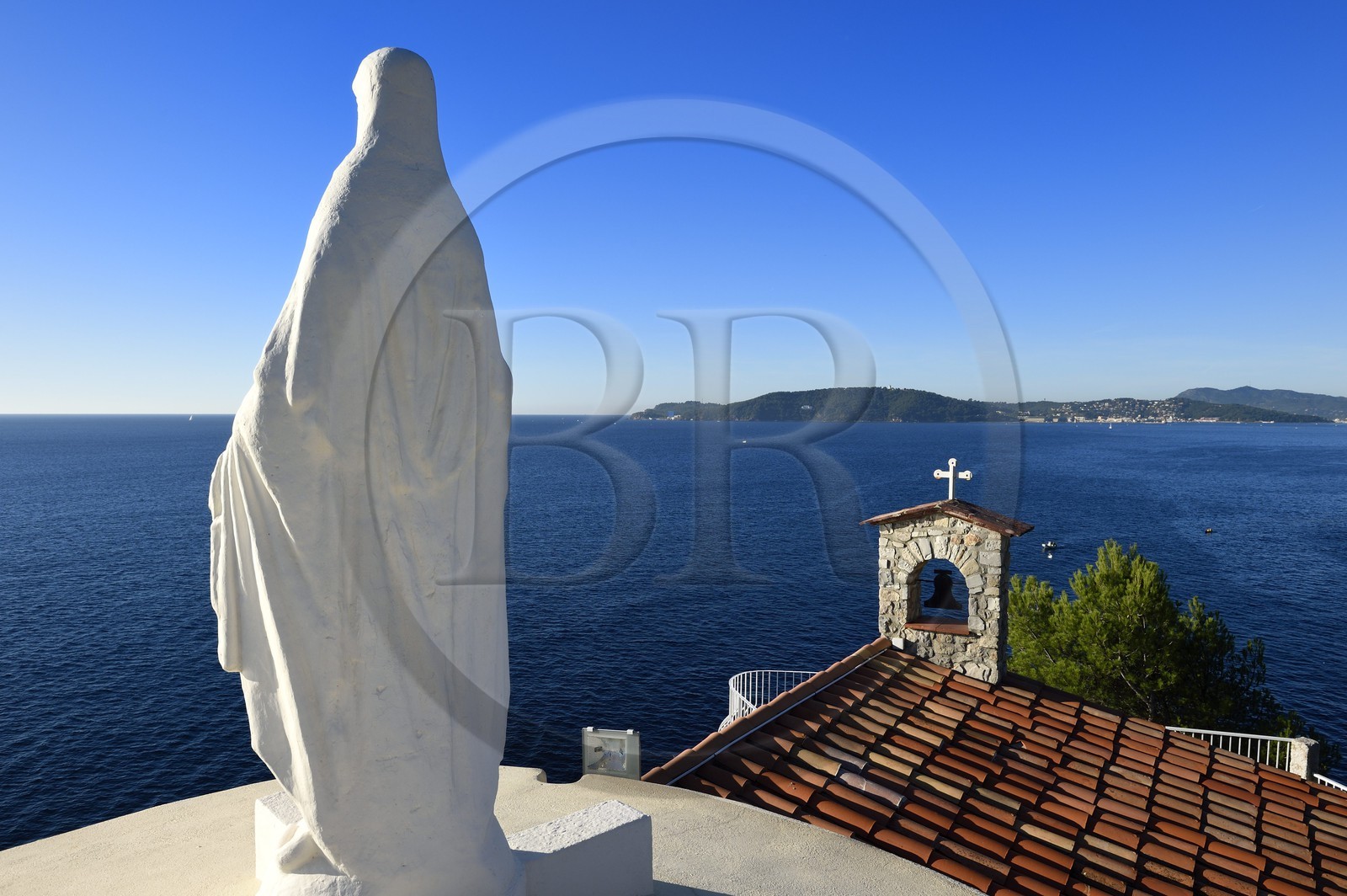 France, Var (83), la rade de Toulon, cap Brun, Statue de la Vierge Marie au sommet de la chapelle Notre Dame du Cap Falcon