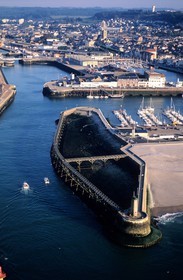 France, Seine-Maritime (76), Pays de Caux, Côte d'Albâtre, l'entrée du port de Fécamp (vue aérienne)