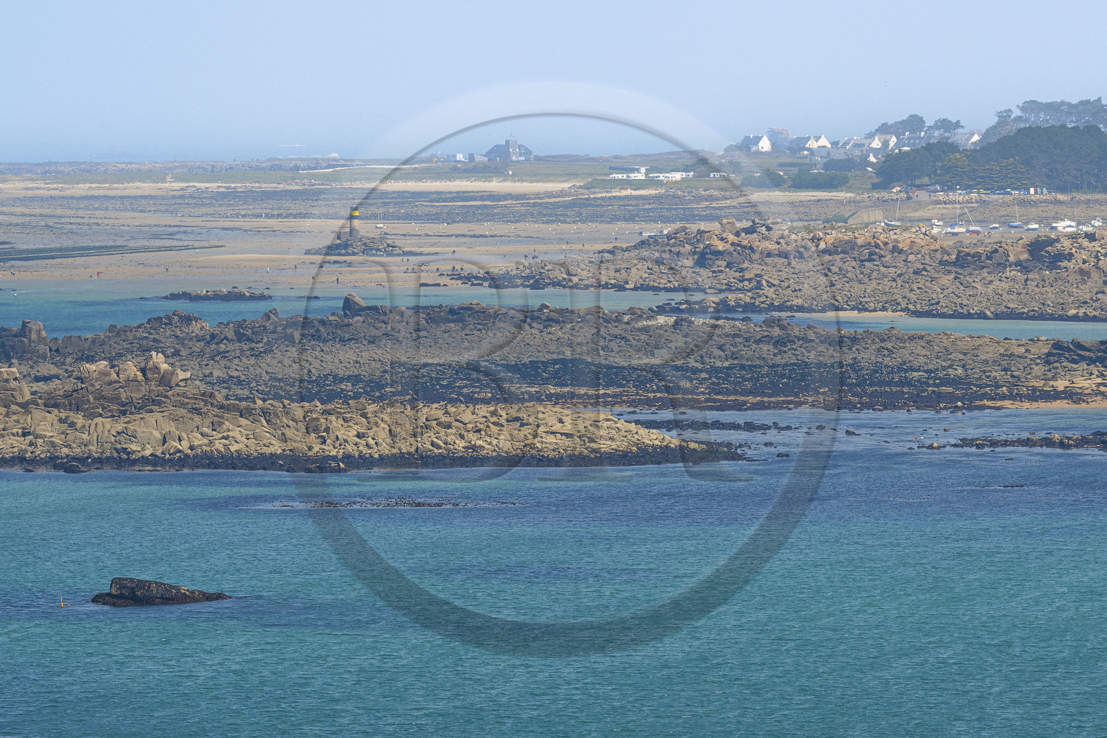 France, Côtes-d'Armor (22), Côte de Granit Rose, Trébeurden, la plage de Porz Termen à marée basse et les nombreux pecheurs à pied