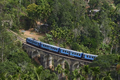 Sri Lanka, Province d'Uva, train sur la voie de chemin de fer dans la région montagneuse de la culture du thé entre Badulla et Ella, le Pont aux Neuf Arches (1921) non loin de Ella