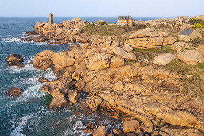 France, Côtes-d'Armor (22), Côte de Granit Rose, Perros-Guirec, Ploumanac'h, pointe de Skewell (Squéouel), le phare de Mean Ruz sur le sentier des Douaniers aussi chemin de Grande Randonnée GR 34 (vue aérienne)