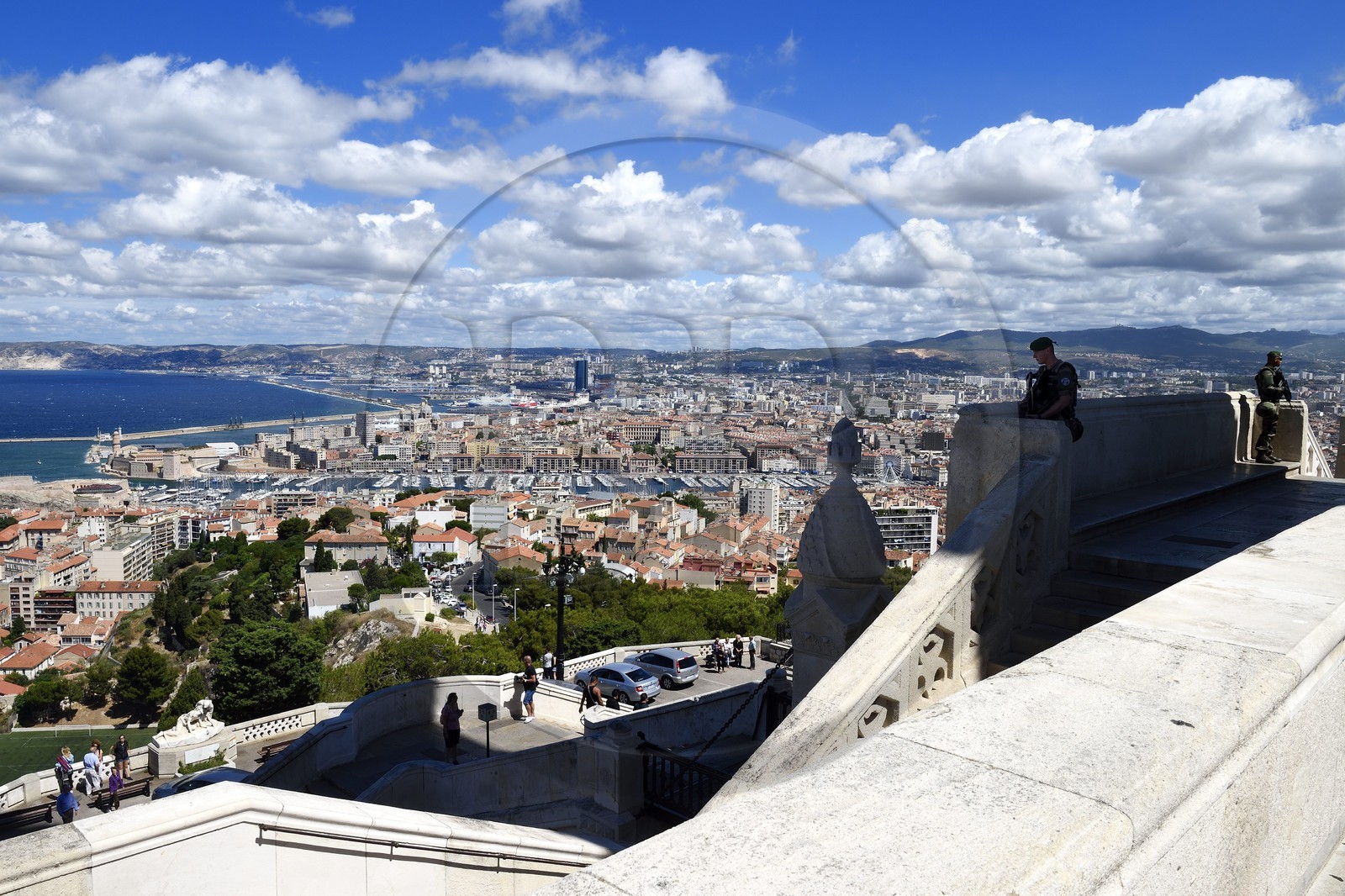 France, Bouches-du-Rhône (13), Marseille, basilique Notre-Dame de la Garde, l'accès du parvis est gardé par des militaires