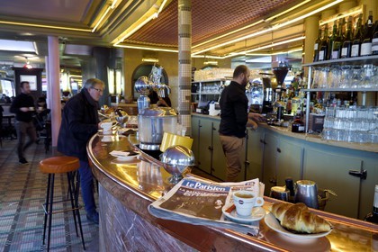 France, Paris (75), la Butte Montmartre, rue Lepic, le Café des Deux Moulins qui servit de décor du film Le Fabuleux destin d'Amélie Poulain