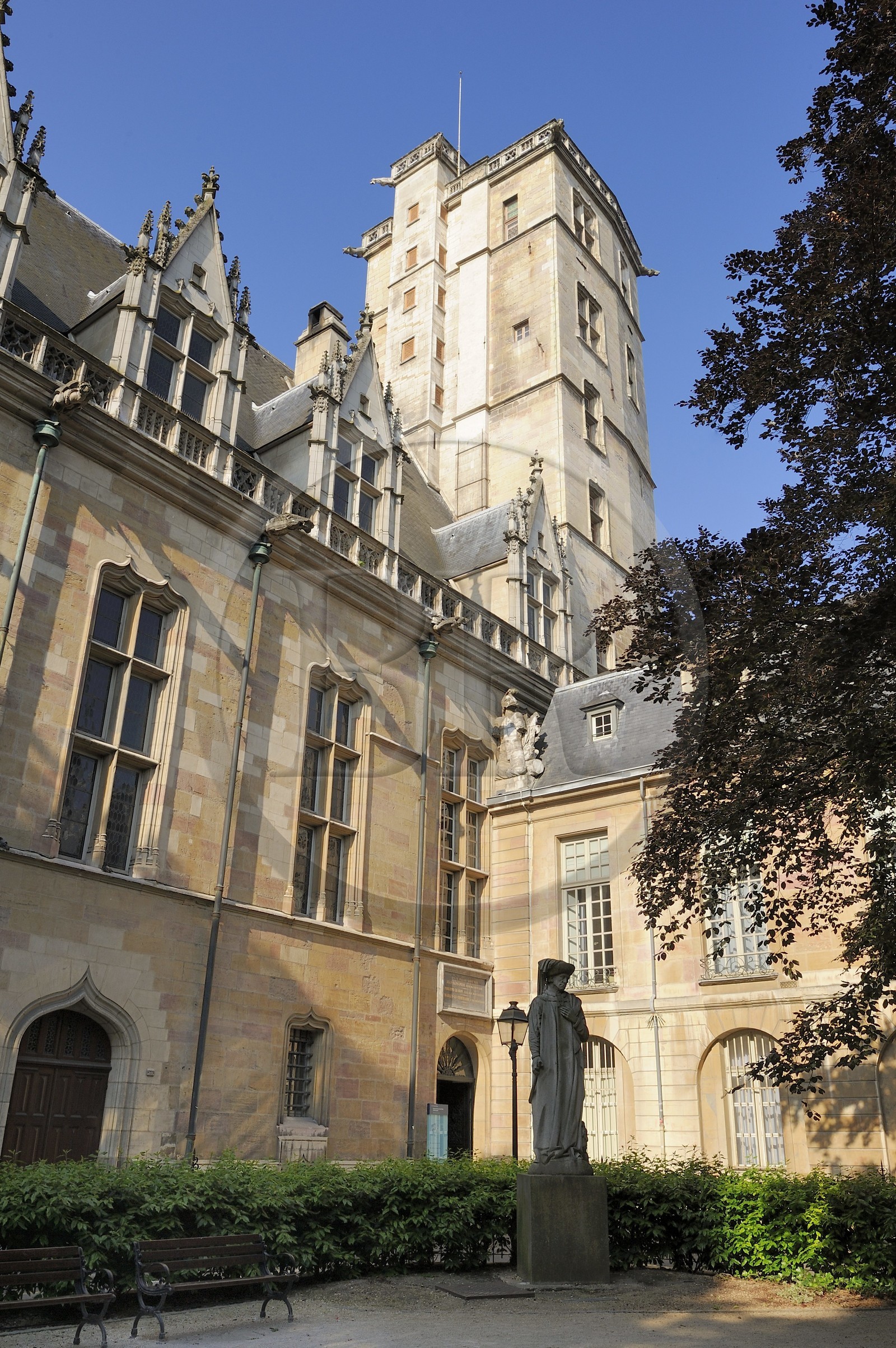 France, Côte d'Or (21), Dijon, le jardin de la place des Ducs devant le Palais des Ducs et la tour Philippe-le-Bon