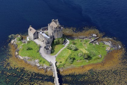 Royaume-Uni, Ecosse, Highland, Dornie, Eilean Donan castle à l'entrée du Loch Duich (vue aérienne)