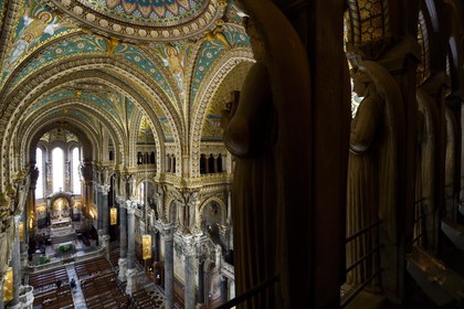 France, Rhône (69), Lyon, site historique classé Patrimoine Mondial de l'UNESCO, Basilique Notre Dame de Fourvière, la nef depuis la galerie intérieure