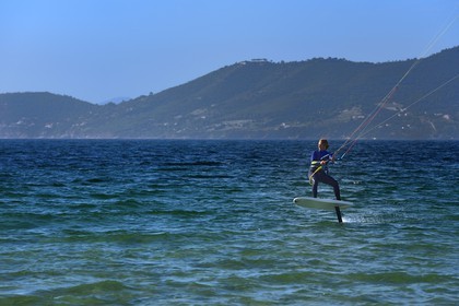 France, Var (83), Hyères, Presqu'Ile de Giens, plage de l'Almanarre, Ariane Imbert en kitefoil, triple championne de France de Kitesurf et vice-championne du monde de Race 2014