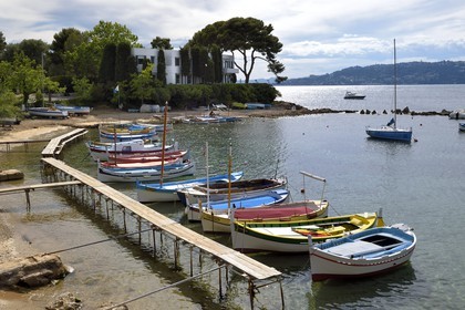 France, Alpes-Maritimes (06), Antibes, Cap d'Antibes, pointus au port de l'Olivette et la Villa Aujourd'hui de l'architecte Barry Dierks  en arrière plan