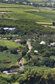 France, Ile de la Reunion, Petite Ile, champs de cannes à sucre vers Anse-les Bas vus depuis le piton de Mont Vert