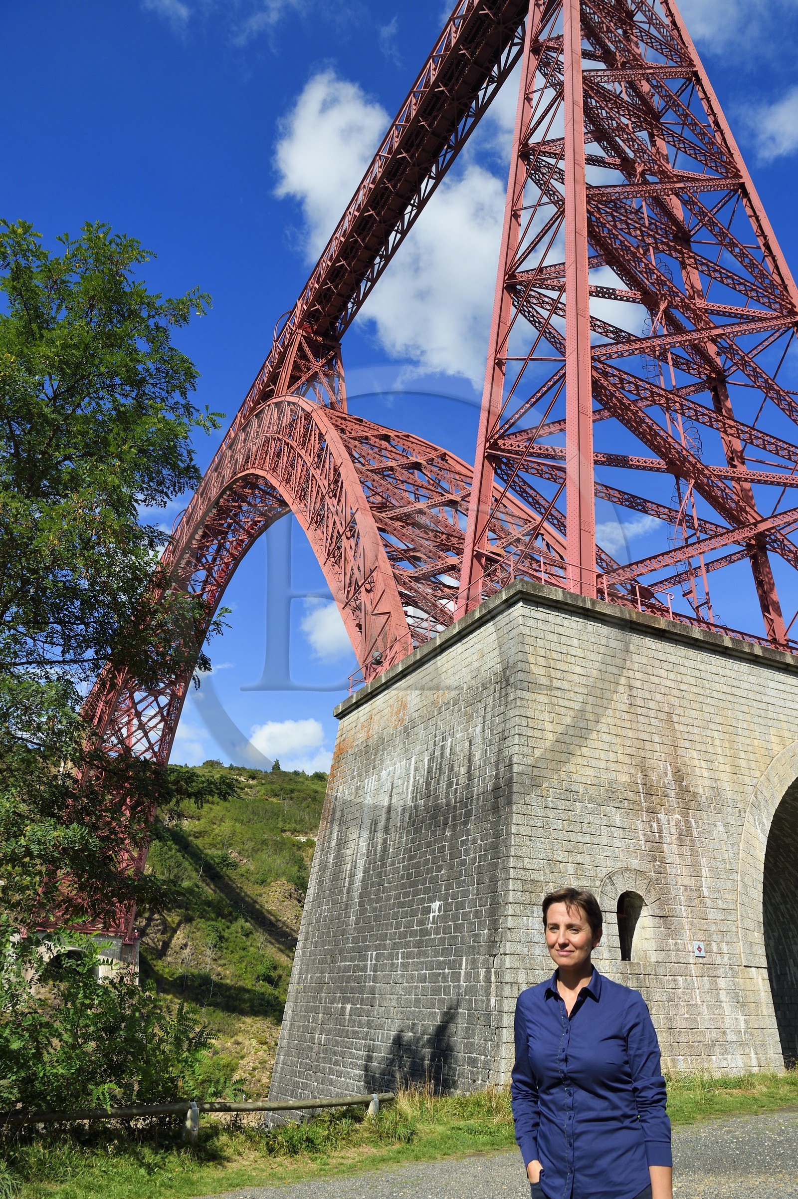 France, Cantal (15),les gorges de la Truyère, viaduc de Garabit des ingénieurs Léon Boyer pour la conception et Gustave Eiffel pour la réallisation, Patricia Vergne Rochès, présidente de l’association Les amis du viaduc de Garabit
