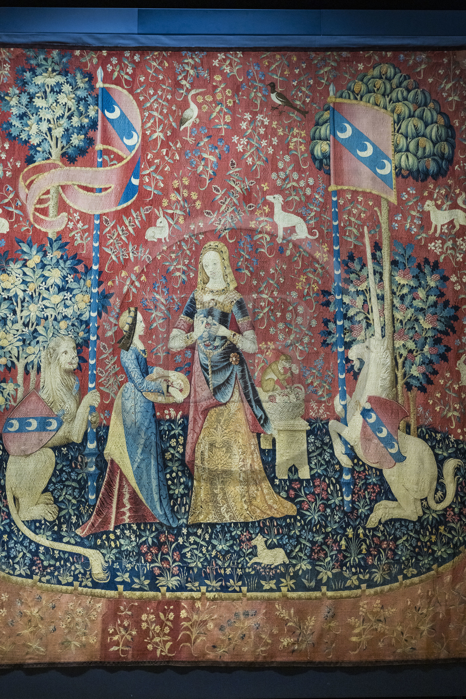 France, Paris (75), Musée de Cluny - Musée national du Moyen-Age, tapisseries de la Dame à la Licorne appelée L'Odorat - un des 5 sens (vers 1500, laine et soie)