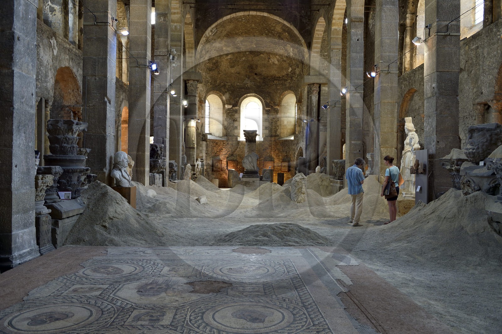 France, Isère (38), Vienne, musée lapidaire dans l'église Saint-Pierre, installation de l'artiste Victoria Klotz au milieu des pièces antiques