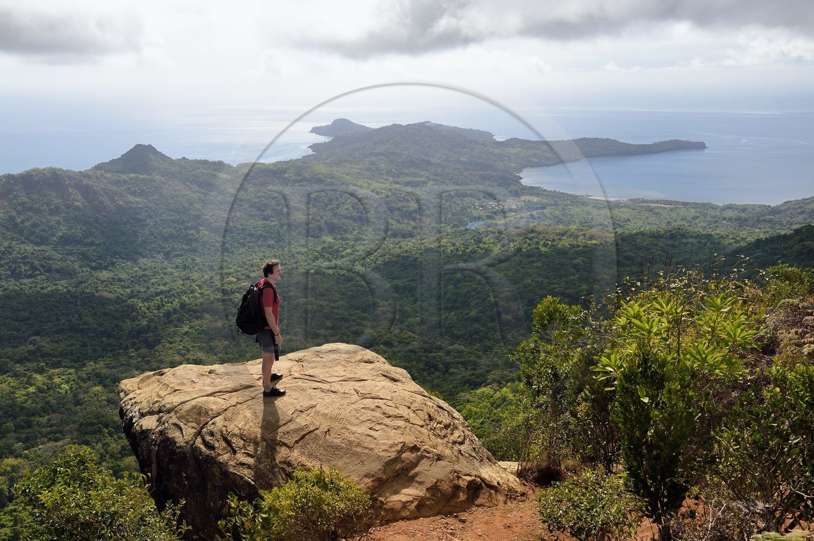 France, Ile de Mayotte, Grande-Terre, Réserve Forestière des Cretes du Sud, randonneur au sommet du Mont Choungui (594 mètres)