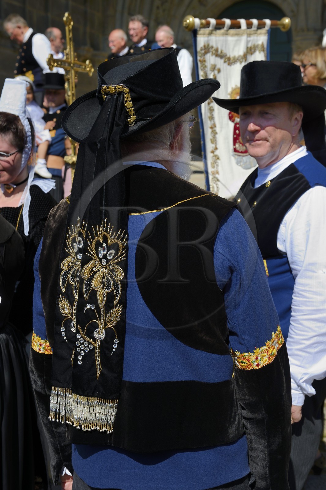 France, Finistère (29), Locronan, procession de la petite Troménie, chapeau et costume traditionnel breton