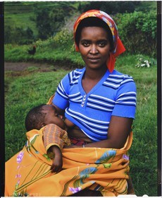 Burundi, province de Bujumbura, région d'Ijenda, femme Tutsi allaitant son bébé (reproduction plan-film inversible 4x5)